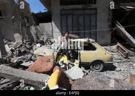 Gaza, Gazastreifen, Palästinensische Gebiete. 16. Juli 2014. Ein Auto, das die Polizei sagte, bei einem israelischen Luftangriff beschädigt wurde, die das Haus des obersten Hamas politischen Führers Mahmoud Zahar ausgerichtet, wird 16. Juli 2014 in Gaza-Stadt gesehen. Israel nahm seine Luftangriffe im Gazastreifen am Mittwoch einen Tag nach halten ihr Feuer mit Rücksicht auf eine ägyptische vorgeschlagenen Waffenstillstand-Deal, der Fehler beim Abrufen der Hamas-Kämpfer, Raketenangriffe einzustellen. © ZUMA Press, Inc. Credit: ZUMA Press, Inc./Alamy Live News Stockfoto