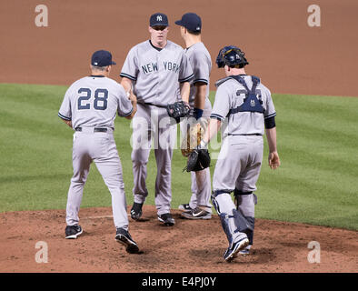 New York Yankees-Manager Joe Girardi (28) nimmt den Ball aus Krug Chase Whitley (39), als er ihn im vierten Inning gegen die Baltimore Orioles im Oriole Park at Camden Yards in Baltimore, MD am Sonntag, 13. Juli 2014 ersetzt. Bildnachweis: Ron Sachs / CNP Stockfoto