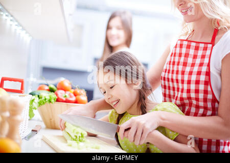 Porträt von glückliche Mutter und zwei Töchtern in der Küche Stockfoto