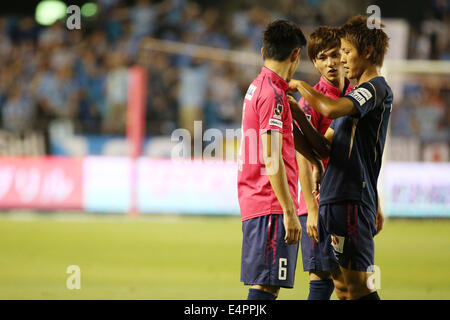 (L-R) Hotaru Yamaguchi, Takumi Minamino Yoichiro Kakitani (Cerezo), 15. Juli 2014 - Fußball /Soccer: 2014 J.LEAGUE 1.Division zwischen Cerezo Osaka 1-2 Kawasaki Frontale im KINCHO Stadium, Osaka, Japan. (Foto von Kenzaburo Matsuoka/AFLO) Stockfoto