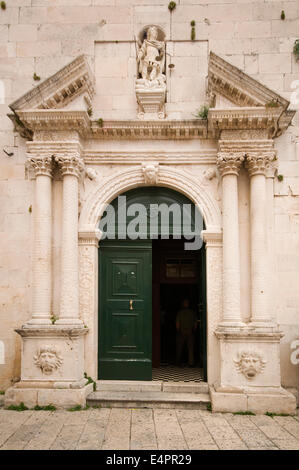 Europa, Kroatien, Omis, Pfarrei katholische Kirche St. Michael, Haupteingang Stockfoto