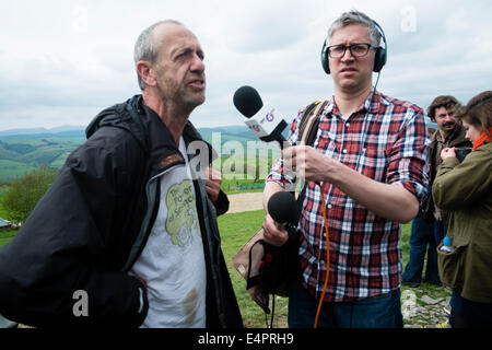 Altgediente Komiker Arthur Smith Aufnahme seiner Radio 4 extra Programm auf dem fünften jährlichen Machynlleth Comedy Festival. Stockfoto