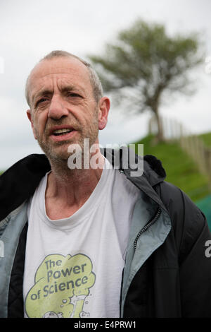 Altgediente Komiker Arthur Smith Aufnahme seiner Radiosendung beim fünften jährlichen Machynlleth Comedy Festival. Stockfoto