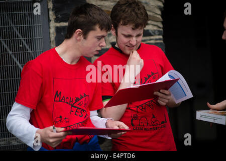 Zwei junge machen Freiwillige in roten T-shirts die Machynlleth Comedy Festivals 2014 Stockfoto