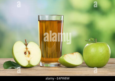 Apple Juice und grüne Äpfel Früchte im Sommer Stockfoto