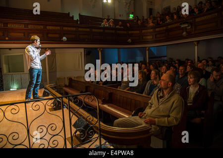 Junge Welsh Komiker ELIS JAMES beim Machynlleth Comedy Festival 2014 Stockfoto