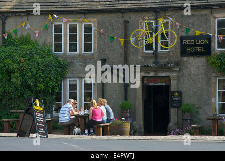 Das Red Lion Inn, in dem Dorf Burnsall, Wharfedale, Yorkshire Dales National Park, North Yorkshire, England UK Stockfoto