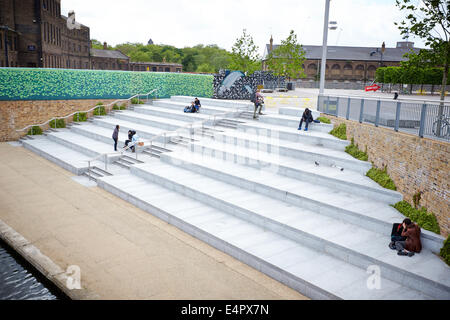 Gesamtansicht des Regent es Canal an der neuen Granary Square in Kings Cross, London Stockfoto