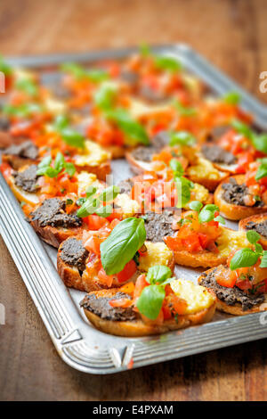 italienische Bruschetta mit Tomaten, Oliven paste auf einem Teller Stockfoto