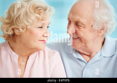 Älteres paar tauschen liebevoll aussieht Stockfoto