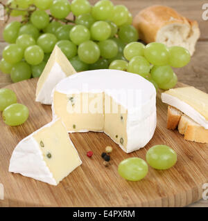Käseplatte mit Weichkäse wie Camembert oder Brie mit Trauben Stockfoto