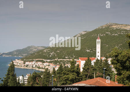 Europa, Bosnien-Herzegowina, Neum, Blick auf die Stadt mit Kirchturm Stockfoto