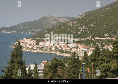 Europa, Bosnien-Herzegowina, Neum, Blick auf die Stadt mit Kirchturm Stockfoto