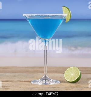 Blue Curacao cocktail Drink auf den Strand und das Meer Stockfoto