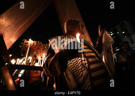 Sao Paulo, Brasilien. 15. Juli 2014. Ein Mann spricht bei einem Kerzenlicht-Mahnwache in Unterstützung für das palästinensische Volk in Sao Paulo, Brasilien. Die Vigil wurde organisiert von den Palästinensern und anderen Unterstützern mit Wohnsitz in Brasilien die Israelis kontinuierliche Stampfen im Gaza-Streifen zu verurteilen. Bildnachweis: Tiago Mazza Chiaravalloti/Pacific Press/Alamy Live-Nachrichten Stockfoto