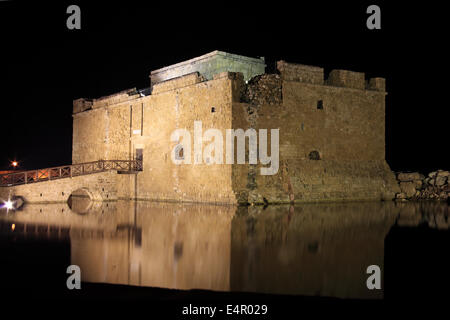 Paphos Burg bei Nacht, ursprünglich als eine byzantinische Festung, steht die Bewachung des Hafens in Paphos, Zypern Stockfoto