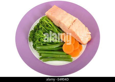 Frische, gesunde Pochiertes Lachsfilet Mahlzeit mit Gemüse Broccoli Karotten und grünen Bohnen vor einem weißen Hintergrund mit einen Freistellungspfad isoliert Stockfoto