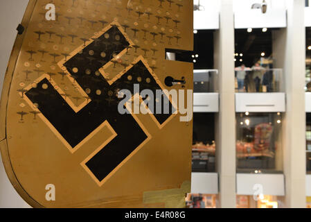 Imperial War Museum, London, UK. 16. Juli 2014. Ein Seitenleitwerk mit einem Nazi-Hakenkreuz auf dem Display an der sanierten Imperial War Museum. Die IMW wieder für das Publikum geöffnet, am Samstag, 19. Juli Credit: Matthew Chattle/Alamy Live News Stockfoto