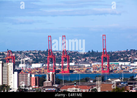 DURBAN, Südafrika - 10. Juli 2014: Oben Blick auf die Skyline der Stadt, Hafen und Bluff Wohngebiet in Durban, South Africa Stockfoto