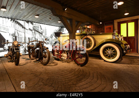 Einbeck, Deutschland. 15. Juli 2014. Die Limousine 'Horch Typ 350"(1928) und die Motorräder BMW R 63 (1929, L-R), 'Hulla 200' (1928/29) und"Lager 300"(1928) sind auf dem Display an der PS-Speicher-Ausstellungshalle in Einbeck, Deutschland, 15. Juli 2014. Die Ausstellung "Raeder, Die Uns Bewegen" (lit.-Räder, die uns bewegen) öffnet am 23. Juli 2014. Foto: Swen Pfoertner/Dpa/Alamy Live News Stockfoto