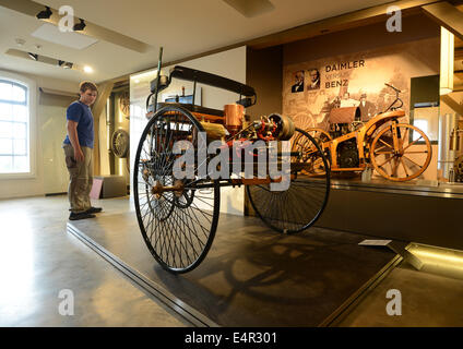 Einbeck, Deutschland. 15. Juli 2014. Ein Mann steht zwischen den "Benz 3-Rad" (lit.) Benz Dreirad, 1886, L) und ein "Daimler Reitwagen" (lit. Reiten Kombi, 1885) in der PS-Speicher-Ausstellungshalle in Einbeck, Deutschland, 15. Juli 2014. Die Ausstellung "Raeder, Die Uns Bewegen" (lit.-Räder, die uns bewegen) öffnet am 23. Juli 2014. Foto: Swen Pfoertner/Dpa/Alamy Live News Stockfoto