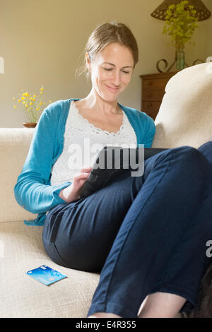 Attraktive Brünette Frau mit einem Tabletcomputer. Stockfoto