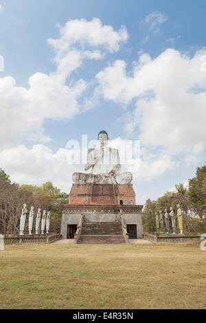 Riesige Buddha-Statue im Wat Ek Phnom Tempel in der Nähe von Battambang, Kambodscha Stockfoto