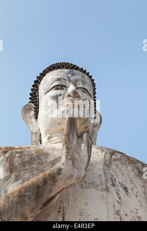 Riesige Buddha-Statue im Wat Ek Phnom Tempel in der Nähe von Battambang, Kambodscha Stockfoto