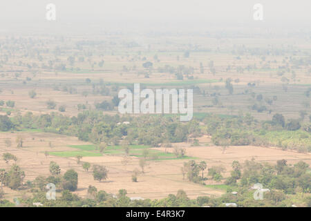 Blick auf die Landschaft von Phnom Sampeau Hügel nahe Battambang, Kambodscha Stockfoto