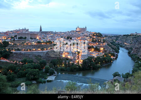 Blick über die Altstadt von Toledo in der Abenddämmerung. Kastilien-La Mancha, Spanien Stockfoto