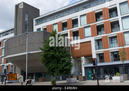 Freischwinger Gericht, eine gemischte Entwicklung in Wandsworth Road, war ursprünglich ein Teil des Polytechnikums von South Bank. Stockfoto