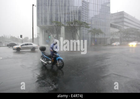 Manila, Philippinen. 16. Juli 2014. Ein Mann versucht die Kontrolle über sein Motorrad als Taifun Rammasun Metro Manila getroffen. Taifun Rammasun (lokal bekannt als Glenda) hatte maximale Windgeschwindigkeiten von 150 km/h und Böen von bis zu 185 km/h, wenn es Metro Manila getroffen. Über das Land hatte etwa 400.000 Menschen aus ihren Häusern geflohen und geschützt in Evakuierungszentren, nach der Katastrophe-Vorstandes. © PACIFIC PRESS/Alamy Live-Nachrichten Stockfoto