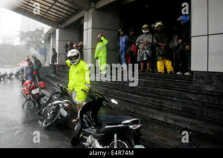 Manila, Philippinen. 16. Juli 2014. Motorrad warten auf Regen und Wind zu sinken, als Taifun Rammasun Metro Manila getroffen. Taifun Rammasun (lokal bekannt als Glenda) hatte maximale Windgeschwindigkeiten von 150 km/h und Böen von bis zu 185 km/h, wenn es Metro Manila getroffen. Über das Land hatte etwa 400.000 Menschen aus ihren Häusern geflohen und geschützt in Evakuierungszentren, nach der Katastrophe-Vorstandes. © PACIFIC PRESS/Alamy Live-Nachrichten Stockfoto