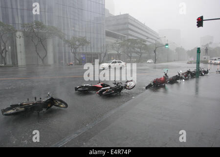 Manila, Philippinen. 16. Juli 2014. Motorräder liegen auf der Straße, die von starken Winden gestürzt, als Taifun Rammasun Metro Manila getroffen. Taifun Rammasun (lokal bekannt als Glenda) hatte maximale Windgeschwindigkeiten von 150 km/h und Böen von bis zu 185 km/h, wenn es Metro Manila getroffen. Über das Land hatte etwa 400.000 Menschen aus ihren Häusern geflohen und geschützt in Evakuierungszentren, nach der Katastrophe-Vorstandes. © PACIFIC PRESS/Alamy Live-Nachrichten Stockfoto