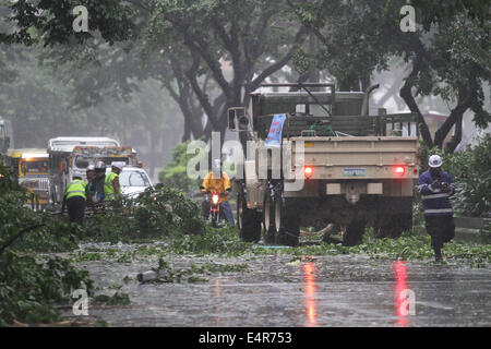 Manila, Philippinen. 16. Juli 2014. Rettungskräfte von der lokalen Regierung entfernen Sie Schmutz von der Straße, als Taifun Rammasun Metro Manila getroffen. Taifun Rammasun (lokal bekannt als Glenda) hatte maximale Windgeschwindigkeiten von 150 km/h und Böen von bis zu 185 km/h, wenn es Metro Manila getroffen. Über das Land hatte etwa 400.000 Menschen aus ihren Häusern geflohen und geschützt in Evakuierungszentren, nach der Katastrophe-Vorstandes. © PACIFIC PRESS/Alamy Live-Nachrichten Stockfoto