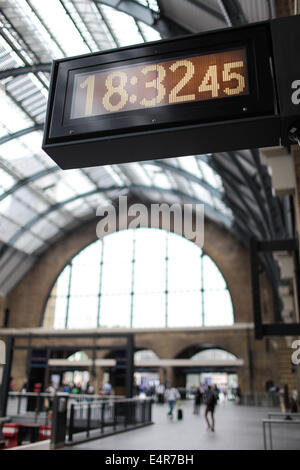 Abfahrtstafeln in London Kings Cross Railway Station. Stockfoto