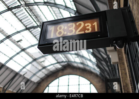 Abfahrtstafeln in London Kings Cross Railway Station. Stockfoto