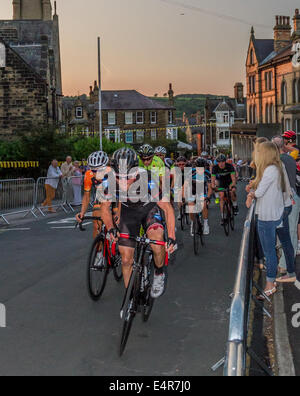 1. Juli 2014 LIZZIE Deignan (geb. Armitstead), Olympia-Silbermedaillengewinner, Rennen gegen die Männer für eine Weile in Ilkley Stadtzentrum, UK Stockfoto