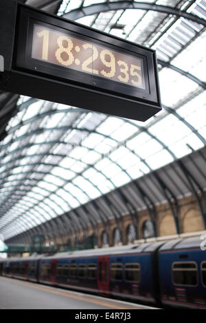 Abfahrtstafeln in London Kings Cross Railway Station. Stockfoto