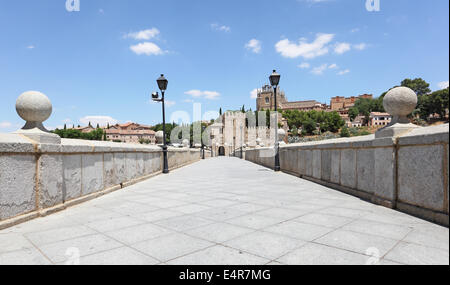 Historische Brücke von San Martin in Toledo, Castilla-La Mancha, Spanien Stockfoto