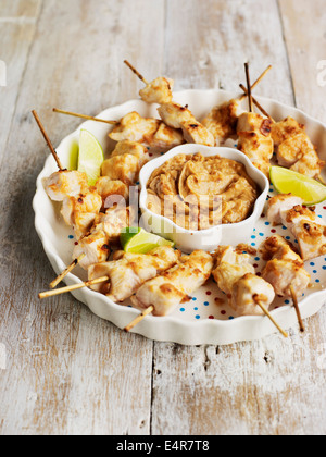 Hähnchen-Spieße mit Satay-sauce Stockfoto