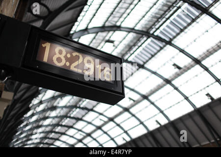 Abfahrtstafeln in London Kings Cross Railway Station. Stockfoto