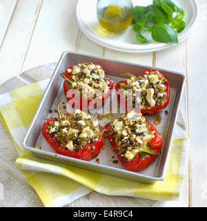 Braten mit Couscous gefüllte Paprika mit Haselnuss-Pesto und Feta Stockfoto