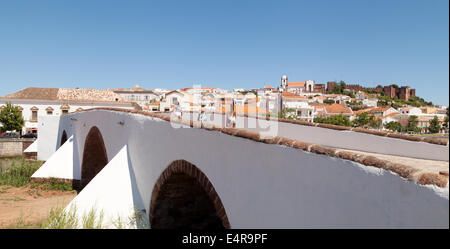 Die römische Brücke, auch bekannt als die alte Brücke, Silves, Algarve, Portugal Stockfoto