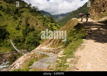 Nepal, Pokhara, Naya Pul, Weg von der Brücke über Bhurungdi Khola Beitritt Jomsom trek route Stockfoto