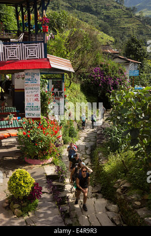 Nepal, Pokhara, Hille, Wanderer zu Fuß auf Jomsom trek Weg vorbei an Dipak Teehaus Stockfoto