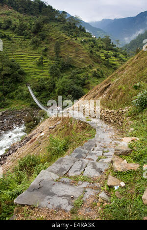 Nepal, Pokhara, Naya Pul, Menschen zu Fuß von der Brücke über Bhurungdi Khola Fluss Stockfoto