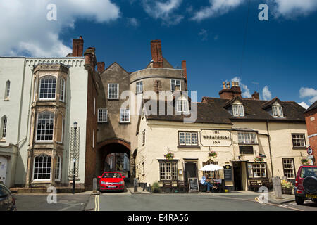Großbritannien, England, Shropshire, Ludlow, untere Breite Straße, Wheatsheaf Inn und mittelalterlichen breites Tor Stockfoto
