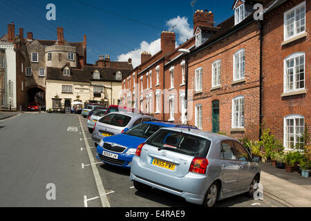 Ludlow, Shropshire, England, UK, Broad Street, unten Wheatsheaf Inn geparkten Autos zu senken Stockfoto