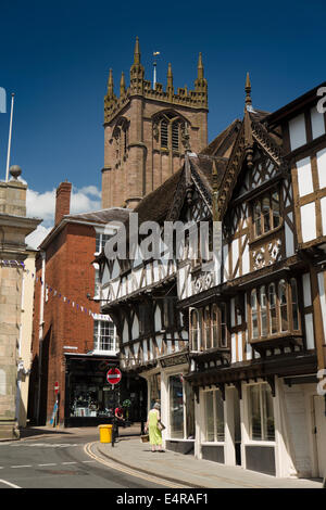 Großbritannien, England, Shropshire, Ludlow, Broad Street, St. Laurence Kirche Turm über halbe Fachwerkhaus Gebäude Stockfoto